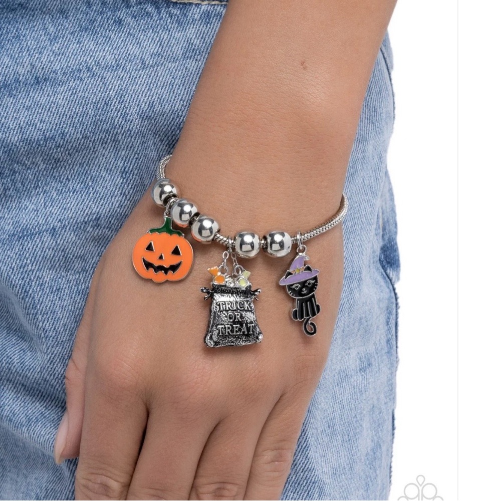 **NEW**. Halloween Charm Bracelet with Pumpkin and Cat

“Haunted Halloween”